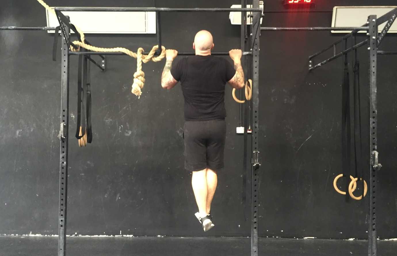 Jason Lengstorf at Vigor Ground gym in Ljubljana doing a pull-up.